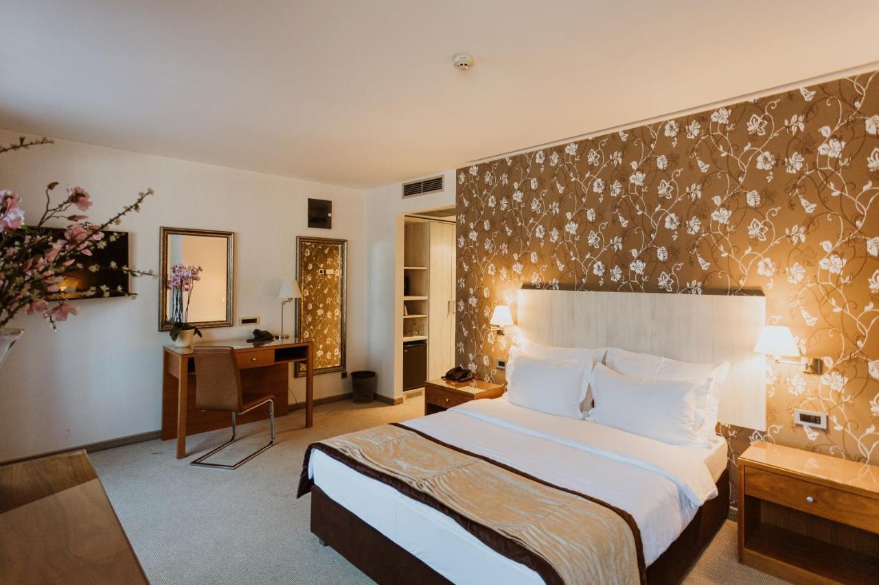 Hotel 1000 Ruza Beograd Bagian luar foto