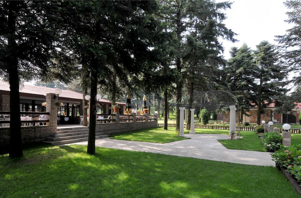 Hotel 1000 Ruza Beograd Bagian luar foto