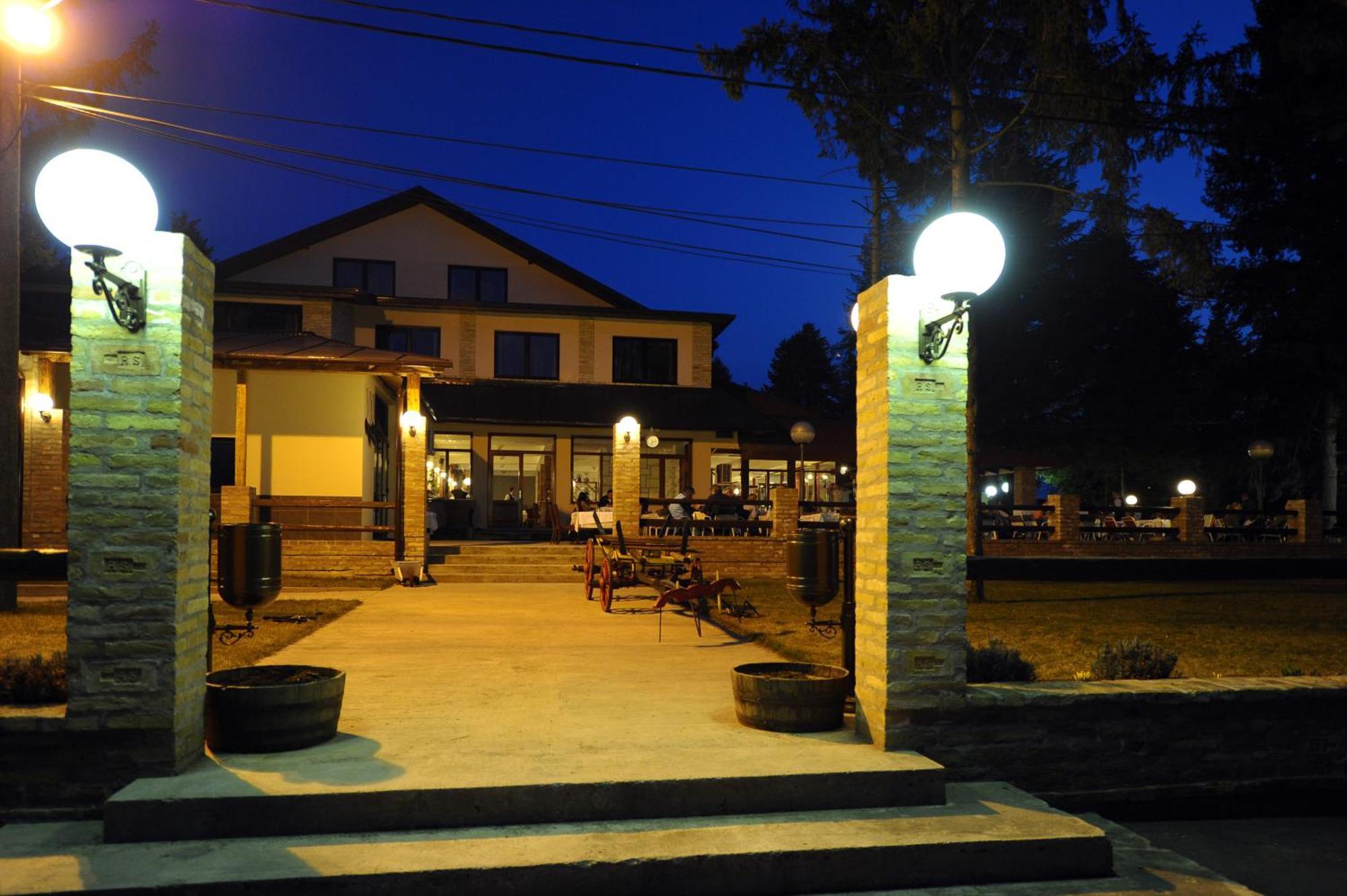 Hotel 1000 Ruza Beograd Bagian luar foto