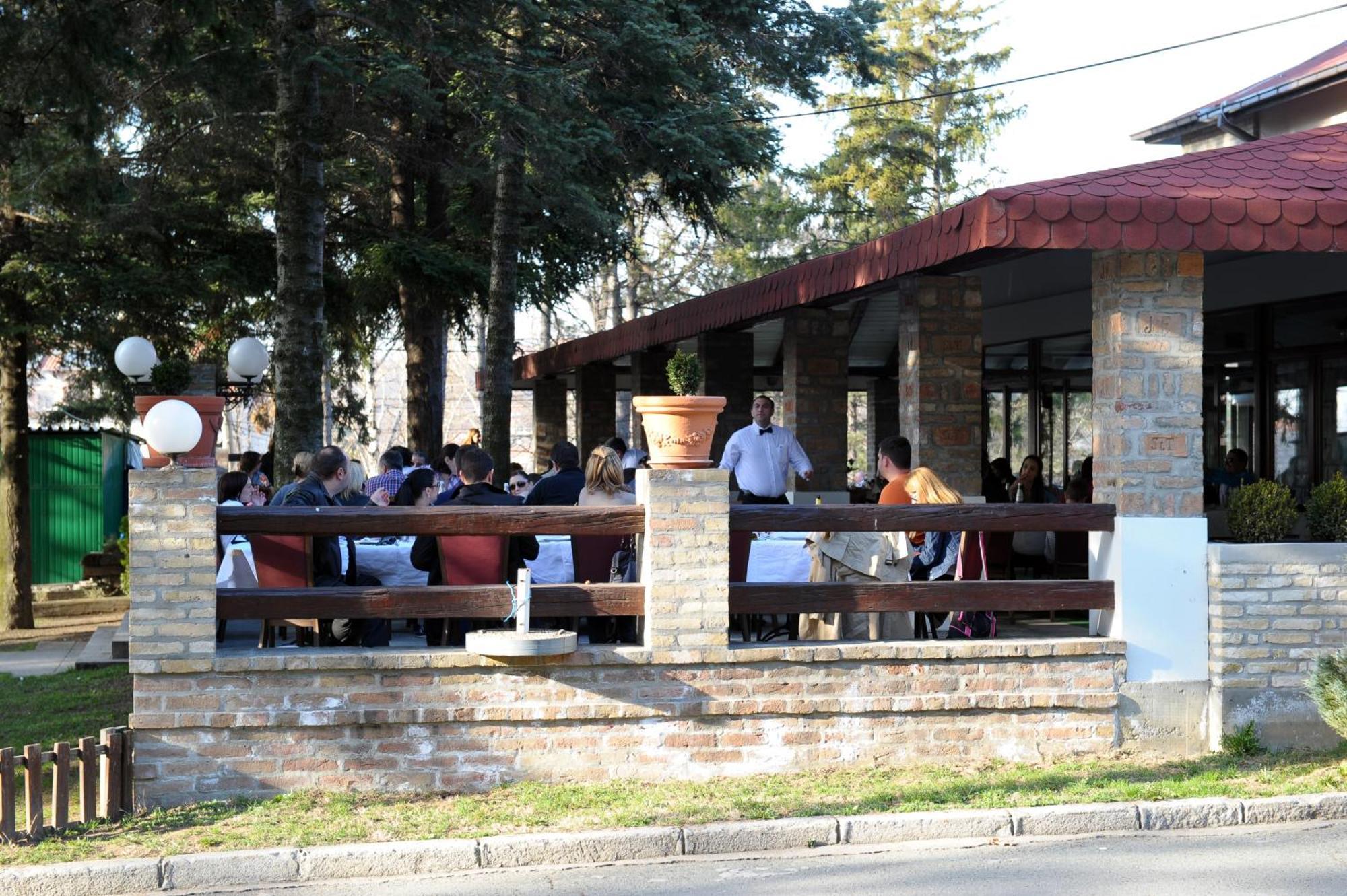 Hotel 1000 Ruza Beograd Bagian luar foto